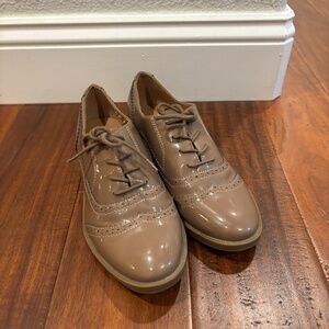 Franco Sarto Women's Size 8.5 Taupe Lace Up Oxford Wingtip Shoes Patent